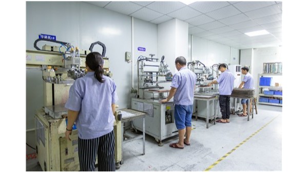 矽膠按鍵生產毛邊處理哪家效果和（hé）質量好