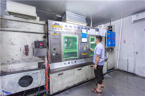 該如何進行汽車矽膠按鍵上麵的字符和圖案刮漆工藝